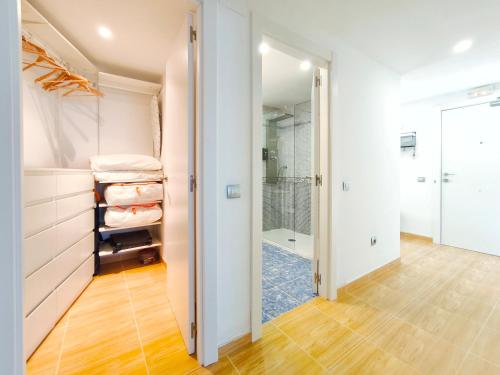 a bathroom with a shower and a walk in closet at Apartamento con piscina en el Delta del Ebro in Sant Jaume d'Enveja