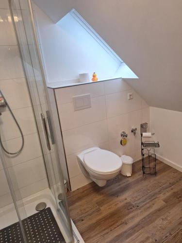 Fleute في إمدن: حمام مع مرحاض ودش مع المنور