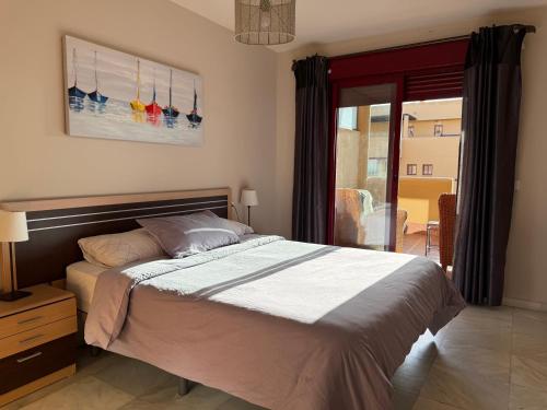 En eller flere senge i et værelse på Cozy Retreat near the sea