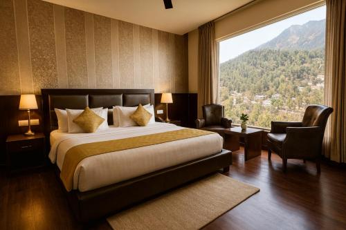 Ένα ή περισσότερα κρεβάτια σε δωμάτιο στο The Grand Vaikunth-Centrally Heated & Air Cooled # Near Mall Road # Big Parking # Lift # Spacious Rooms # Most Awarded # Property Of The Year #