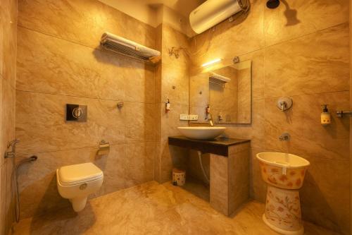 Ένα μπάνιο στο The Grand Vaikunth-Centrally Heated & Air Cooled # Near Mall Road # Big Parking # Lift # Spacious Rooms # Most Awarded # Property Of The Year #