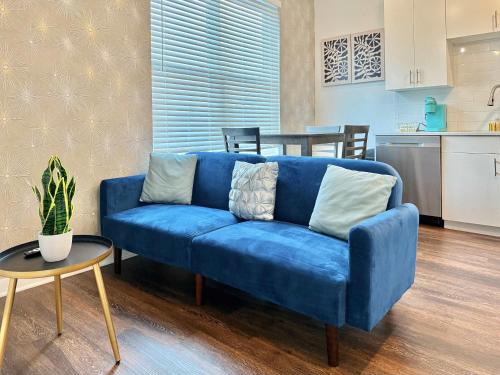 a blue couch in a living room with a table at Luxury New Penthouse Roof Balcony Washer Dryer B406 in Atlanta