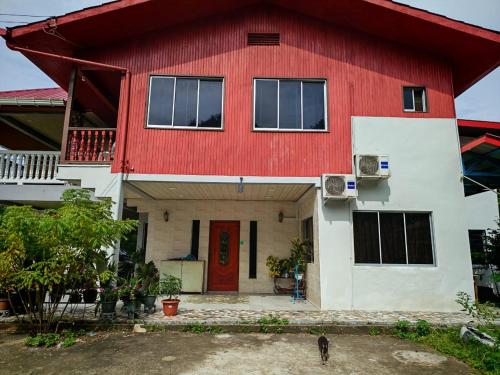 El edificio en el que está la habitación en casa particular