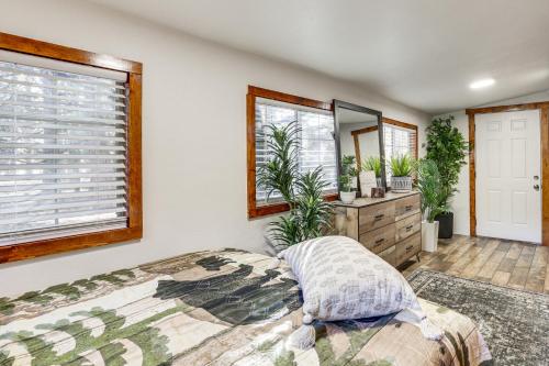 una camera con letto, cassettiera e finestre di MTB Base Camp! Rustic Cabin By Mt Laguna Trails a Mount Laguna