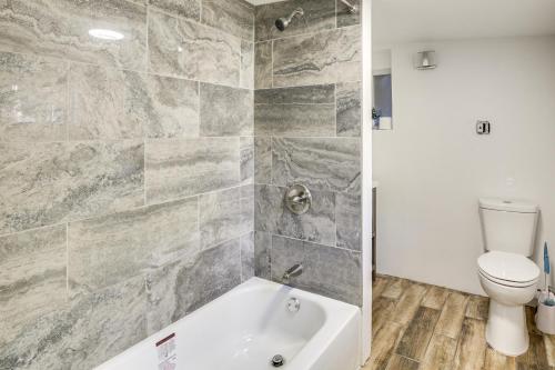 un bagno con wc e vasca da bagno di MTB Base Camp! Rustic Cabin By Mt Laguna Trails a Mount Laguna