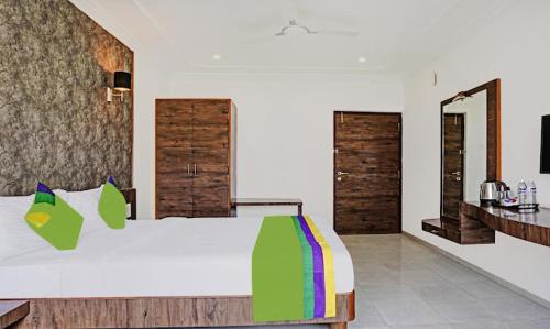 Un pat sau paturi într-o cameră la Hotel Varsha Palace