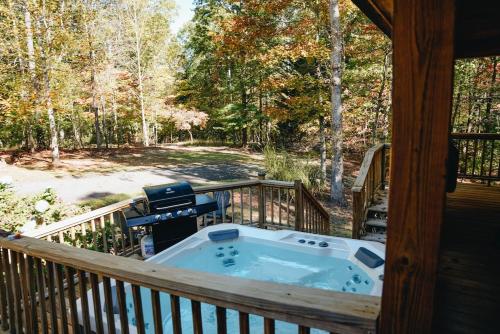 Φωτογραφία από το άλμπουμ του Misty Mountain Getaway - Hot tub & Scenic View σε Ellijay