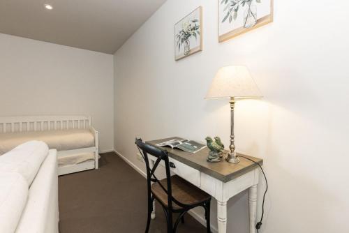 Una cama o camas en una habitación de Central Methven Apartment