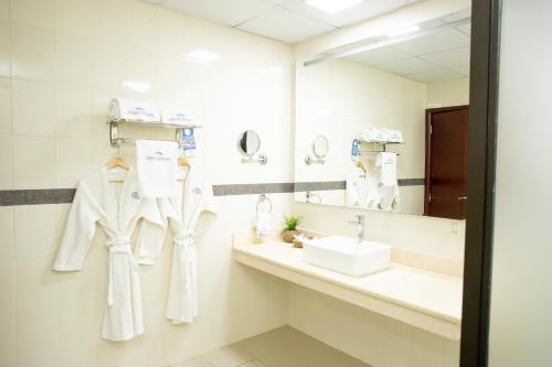 a bathroom with a sink and a mirror at Howard Johnson Ciudad del Este in Ciudad del Este