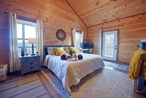 Giường trong phòng chung tại Rustic Moose- Copperhill TN