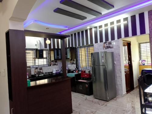 Кухня или мини-кухня в Cozy Villa
