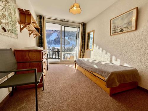 En eller flere senge i et værelse på Appartement lumineux 2 pièces, 6 couchages, proche pistes et commerces, avec parking et balcon - FR-1-330F-114