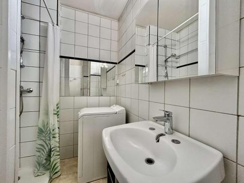 Et badeværelse på Appartement lumineux 2 pièces, 6 couchages, proche pistes et commerces, avec parking et balcon - FR-1-330F-114