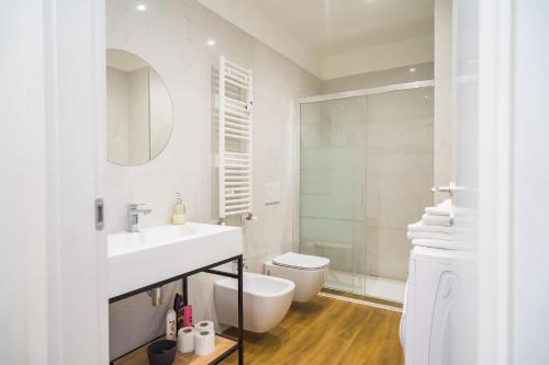 een witte badkamer met een wastafel en een toilet bij P&P House 38 Bilo 2 in Bergamo