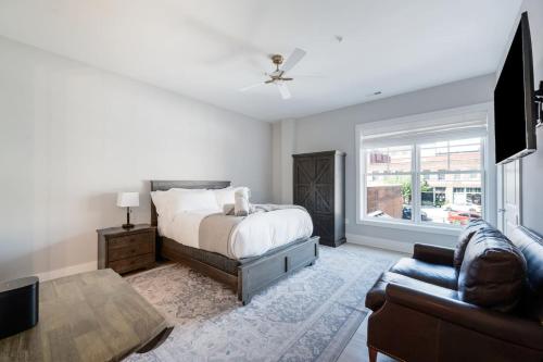 En eller flere senge i et værelse på Luxury Downtown Loft - Balcony and Rooftop Bar!