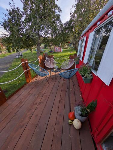 a wooden deck with chairs and vegetables on it at Auszeit im Bauwagen in Arnsdorf