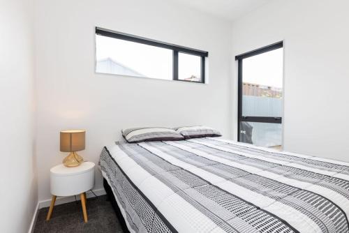 Кровать или кровати в номере Methven Ski Chalet - Modern Comfort, Mountain Charm