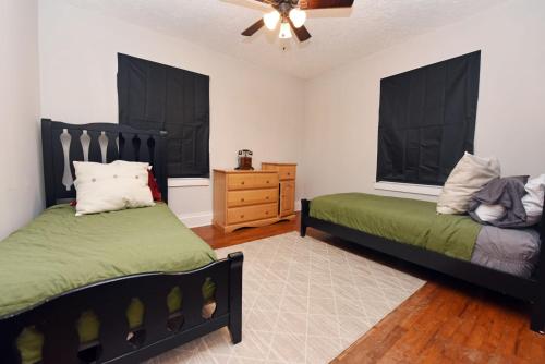 una camera da letto con due letti e un comò di The Copper Cottage on Main ad Abbeyville