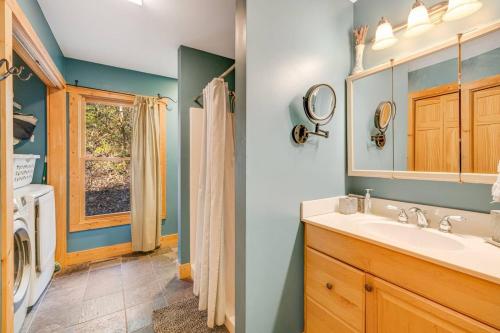 Fotografie z fotogalerie ubytování Maple Gap Cabins - 66 Acre Nature Retreat with TWO Charming Cabins v destinaci Rosman