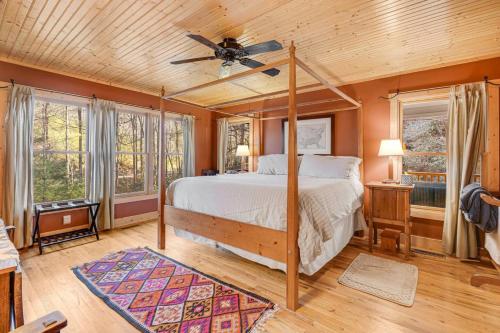 En eller flere senge i et værelse på Cove House - Peaceful Nature Retreat on 66 Acres, Pond and Trails!