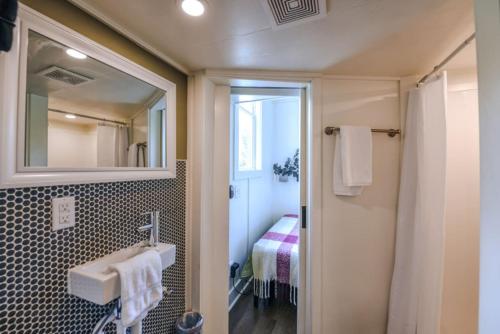 Koupelna v ubytování The Florio - Tiny Home, River, Hiking, and Rafting!