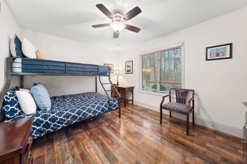 Ένα ή περισσότερα κρεβάτια σε δωμάτιο στο Hickory Hills - Ultimate Asheville Getaway, Hot Tub and Gas Grill!