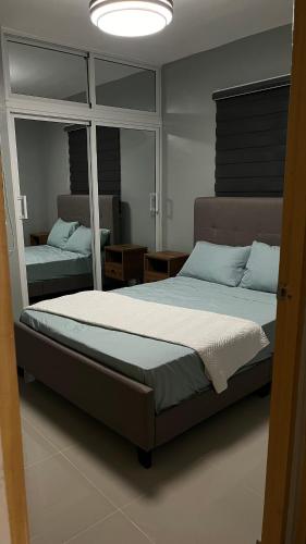 Una cama o camas en una habitación de Moderno Apartamento Boca Chica, 5 minutos del Aeropuerto