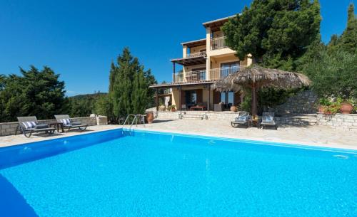 eine Villa mit einem Swimmingpool vor einem Haus in der Unterkunft Avlaki Bay House in Arvanitakaíïka