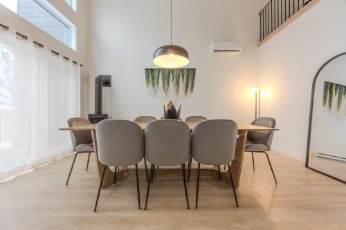 Гостиная зона в Ivoire - Modern Getaway in Shannon - Spa & Pool Table