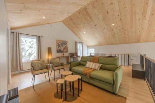 Гостиная зона в Ivoire - Modern Getaway in Shannon - Spa & Pool Table