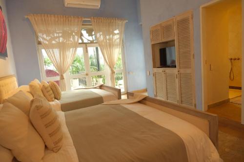 Una cama o camas en una habitación de Hotel casa santiago botero