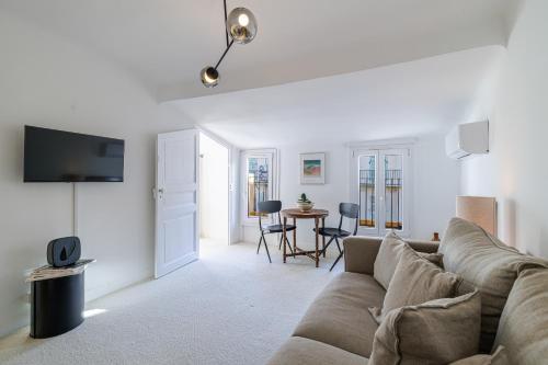 Charming Ultra Central 1 Bdr