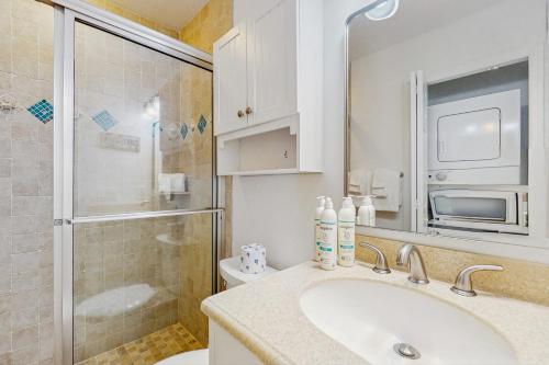 een badkamer met een wastafel en een douche bij Sea's The Day in Anna Maria