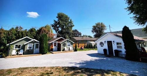 un gruppo di case con un vialetto d'accesso in un cortile di Parkview Boho Cottage 5 - Cedar Serenity a Leamington