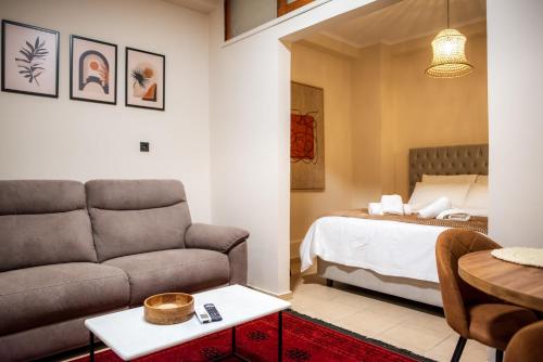 Postel nebo postele na pokoji v ubytování Tollmere Hospitality Ηχώ