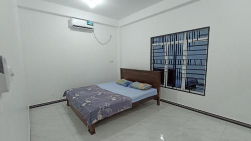 Un dormitorio con una cama y una ventana en APV Home, en Trincomalee