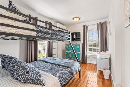 Ένα ή περισσότερα κρεβάτια σε δωμάτιο στο Coates Townhome 3BR Historic Home Near Mystic Seaport