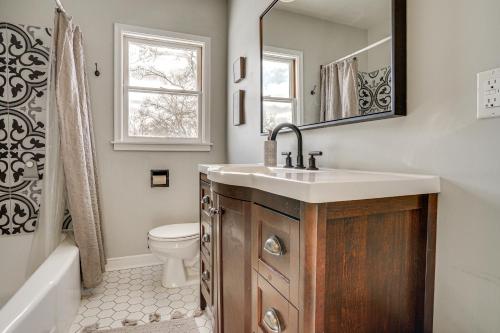 Ванная комната в Scandia Nordic-Themed Retreat on 80 Acres with Sauna