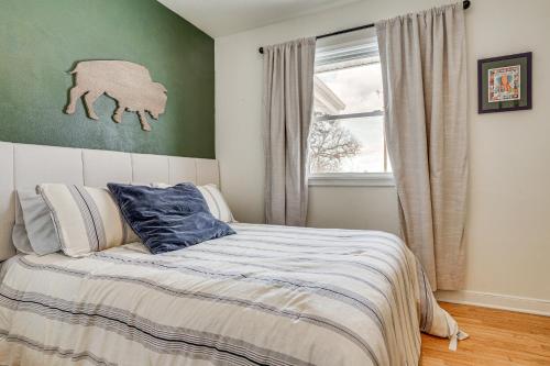 Кровать или кровати в номере Scandia Nordic-Themed Retreat on 80 Acres with Sauna