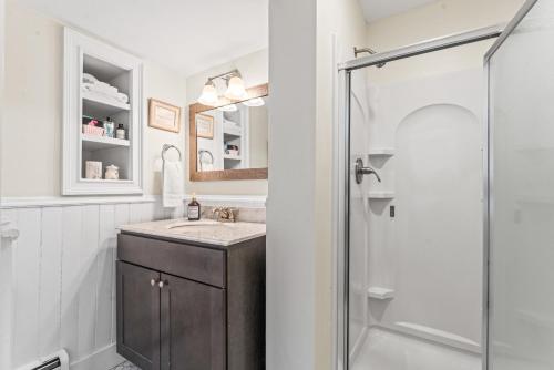 Ένα μπάνιο στο Coates Townhome 3BR Historic Home Near Mystic Seaport