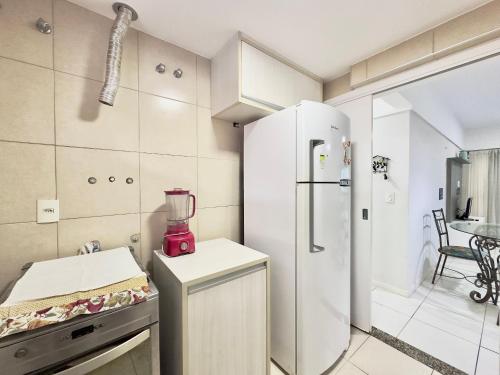 Beverly Hills por Be My Guest في Mangabeira: مطبخ مع ثلاجة وخلاط على كونتر