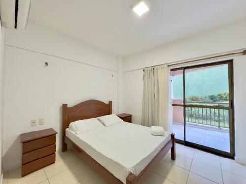 Beverly Hills por Be My Guest في Mangabeira: غرفة نوم بيضاء مع سرير وشرفة