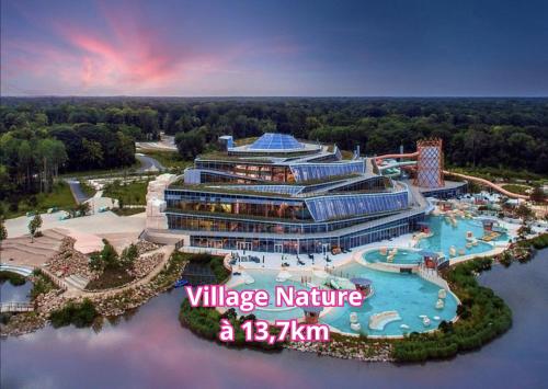 Luftaufnahme eines Wasserparks mit einem großen Gebäude in der Unterkunft Small 2 room cocoon in a luxury building in Lognes