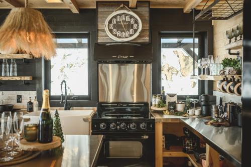 Η κουζίνα ή μικρή κουζίνα στο Chalet Eden Roc luxueux avec Jacuzzi et Sauna Privés 6 personnes