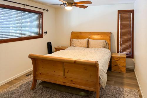 Postel nebo postele na pokoji v ubytování Tahoe Alpine and Lake Escape