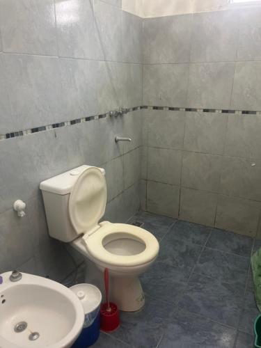 Cabañas el atardecer de Andrés - Flor Serrana - Tanti في تانتي: حمام مع مرحاض ومغسلة