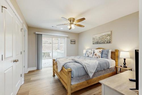 una camera da letto con un letto e un ventilatore a soffitto di Beaver Lake Perch a Lost Bridge Village
