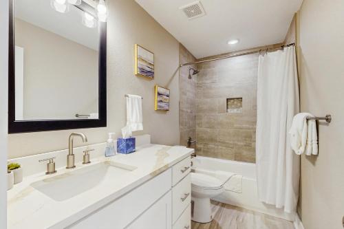 un bagno con lavandino, WC e doccia di Beaver Lake Perch a Lost Bridge Village