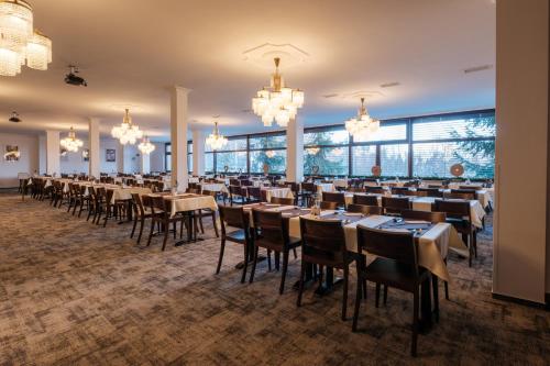 Un restaurant u otro lugar para comer en Hotel Slovan