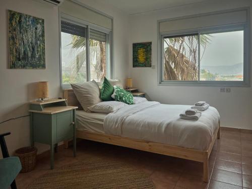 Giường trong phòng chung tại Simply Holzer